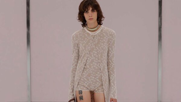 De ‘no pants’ modetrend voor zomer 2025: in onderbroek of bodysuit over straat. Photo courtesy of Fendi