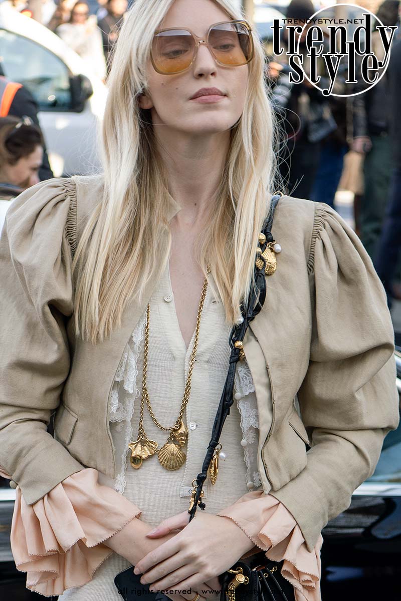 Goudkleurig en van maxi formaat: statement sieraden voor zomer 2025. Foto Charlotte Mesman