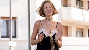 Goudkleurig en van maxi formaat: statement sieraden voor zomer 2025. Foto Charlotte Mesman