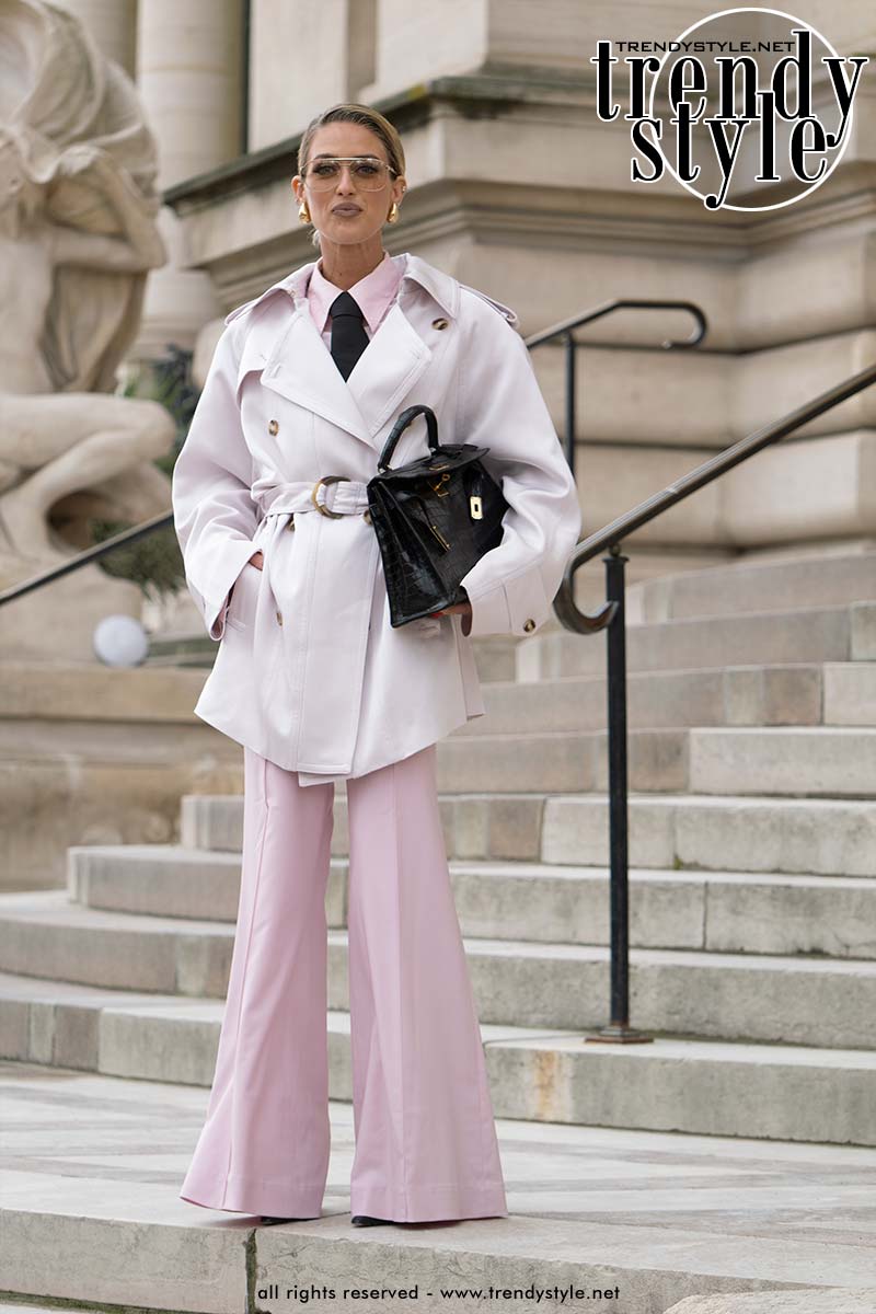 Modetrends zomer 2025. Het is nú het moment om een trenchcoat te dragen. Foto Charlotte Mesman