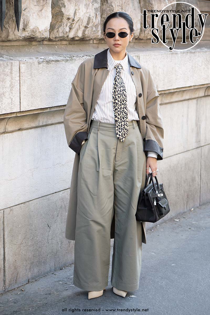 Modetrends zomer 2025. Het is nú het moment om een trenchcoat te dragen. Foto Charlotte Mesman