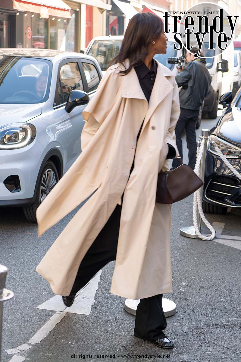 Modetrends zomer 2025. Het is nú het moment om een trenchcoat te dragen. Foto Charlotte Mesman