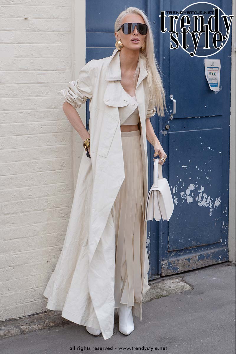 Modetrends zomer 2025. Het is nú het moment om een trenchcoat te dragen. Foto Charlotte Mesman