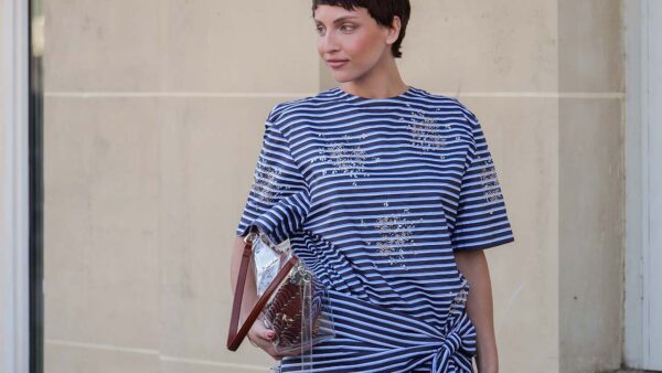 Frisse tandpastastrepen in het blauw en roze voor preppy looks en ultieme zomervibes. Laat je inspireren door deze streetstyle looks.