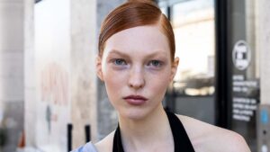Kapseltrends zomer 2025. Wet look kapsels blijven super cool! Bij Elie Saab. Foto ADVERSUS