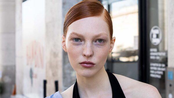 Kapseltrends zomer 2025. Wet look kapsels blijven super cool! Bij Elie Saab. Foto ADVERSUS