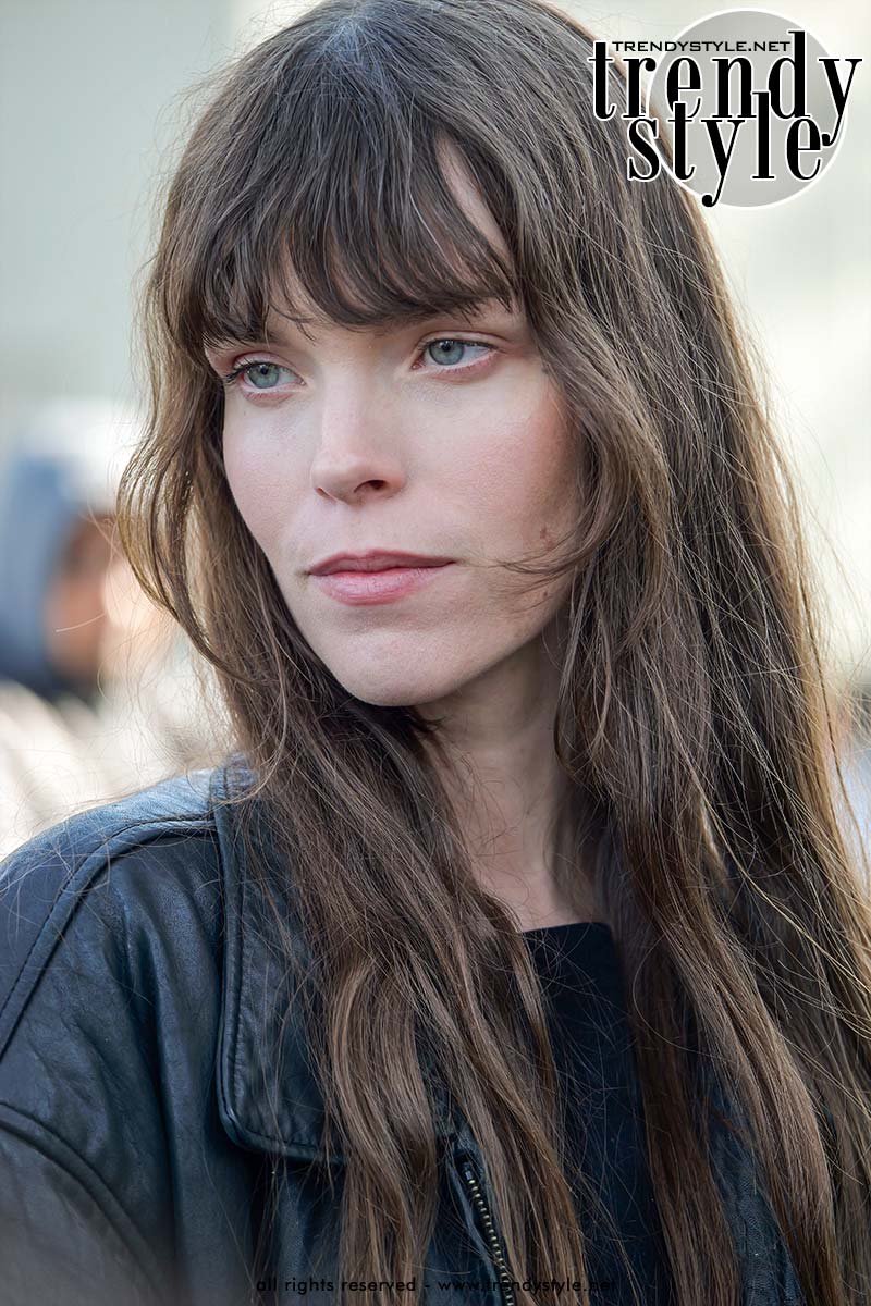 Haartrends zomer 2025. De lange pony met retro twist is terug. Foto Charlotte Mesman