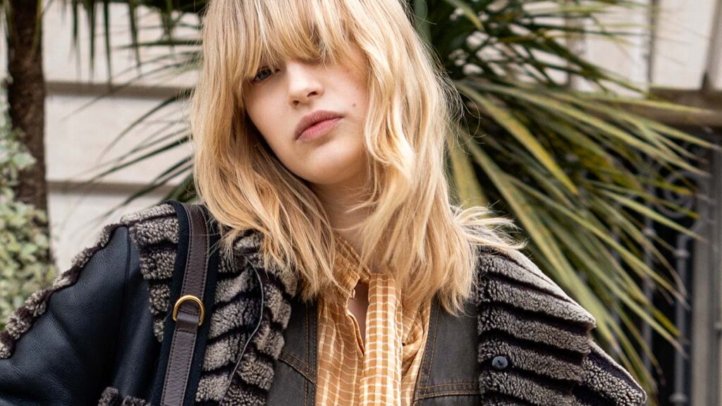Haartrends zomer 2025. De lange pony met retro twist is terug. Foto ADVERSUS