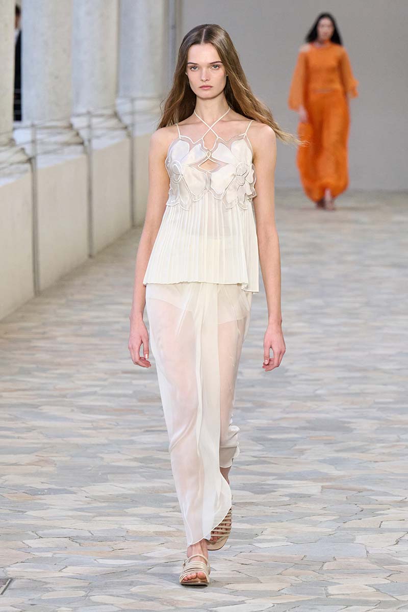 Lingerie als outwear: dé fashiontrend voor zomer 2025. Photo courtesy of Alberta Ferretti