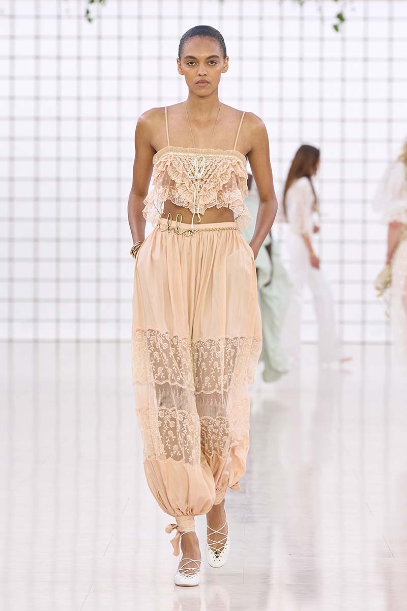Lingerie als outwear: dé fashiontrend voor zomer 2025. Photo courtesy of Chloé