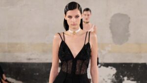 Lingerie als outwear: dé fashiontrend voor zomer 2025. Photo courtesy of Elisabetta Franchi