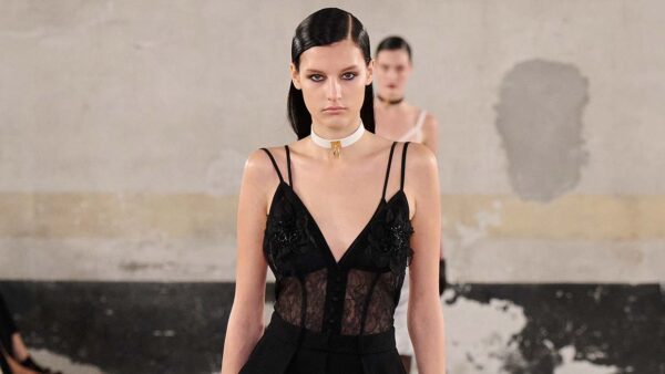 Lingerie als outwear: dé fashiontrend voor zomer 2025. Photo courtesy of Elisabetta Franchi