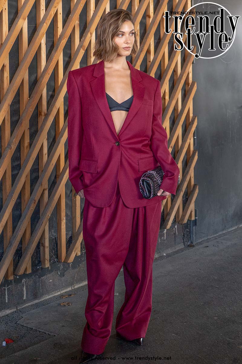 Streetstyle mode 2025. 4 Manieren om deze zomer een broekpak te dragen. Foto Charlotte Mesman