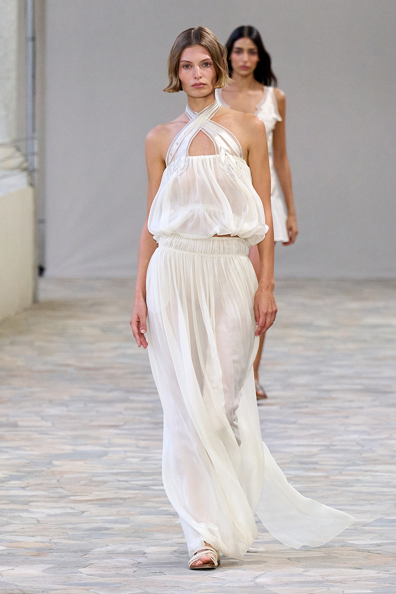 Modetrends zomer 2025. De lange witte rok voor zomer 2025. Photo courtesy of Alberta Ferretti
