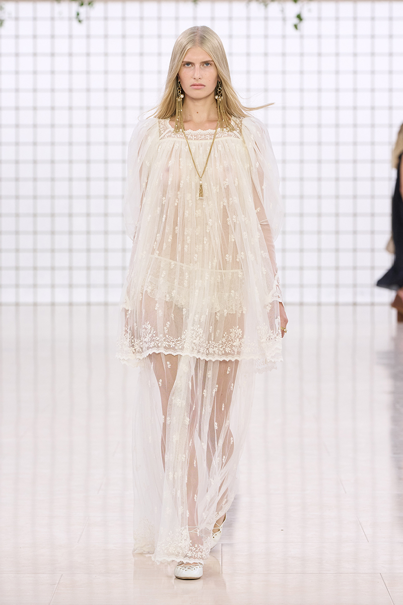 Modetrends zomer 2025. De lange witte rok voor zomer 2025. Photo courtesy of Chloé