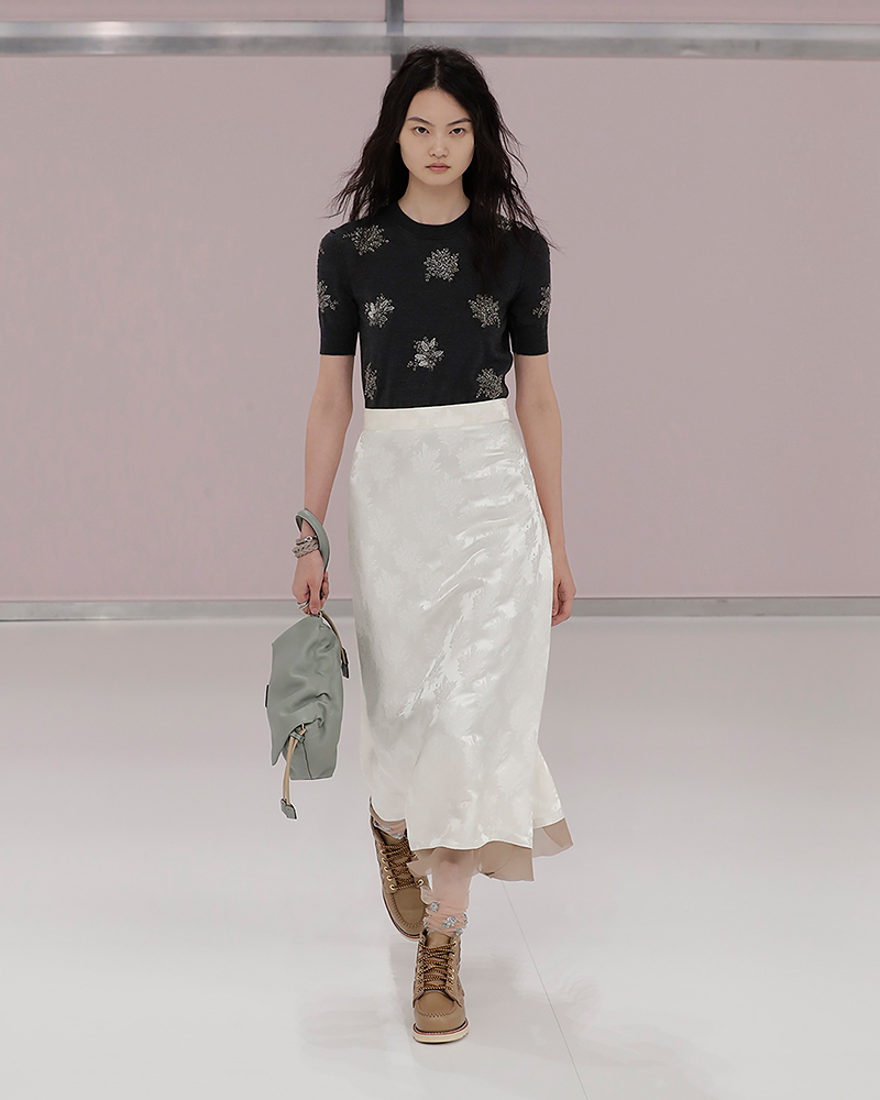 Modetrends zomer 2025. De lange witte rok voor zomer 2025. Photo courtesy of Fendi