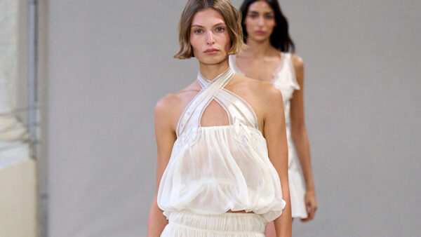 Modetrends zomer 2025. De lange witte rok voor zomer 2025. Photo courtesy of Alberta Ferretti