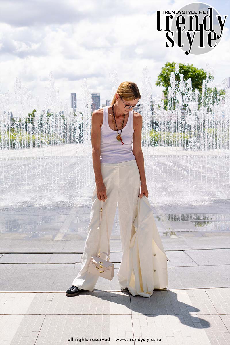Streetstyle: casual chic. Zo doe je dat in zomer 2025. Foto ADVERSUS