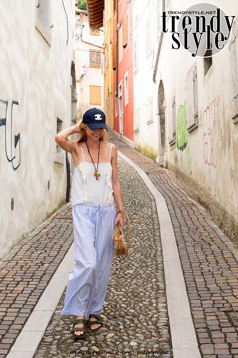 Streetstyle: casual chic. Zo doe je dat in zomer 2025. Foto ADVERSUS