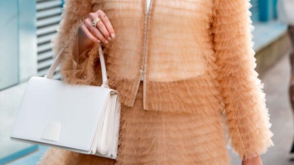 Wit handtassen: de cult-accessoire voor zomer 2025. Foto Charlotte Mesman