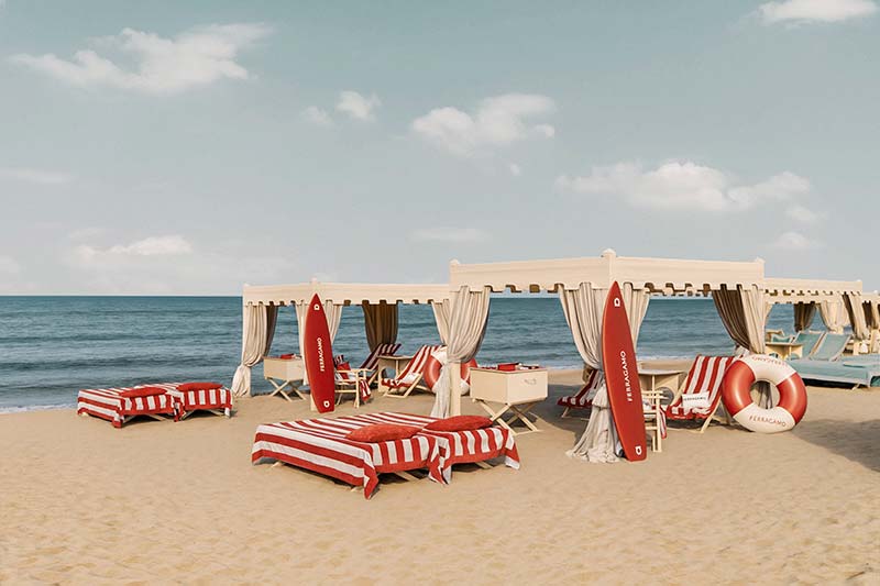 Lifestyle zomertrend: luxueuze strandclubs in modieus jasje. Photo courtesy of Ferragamo