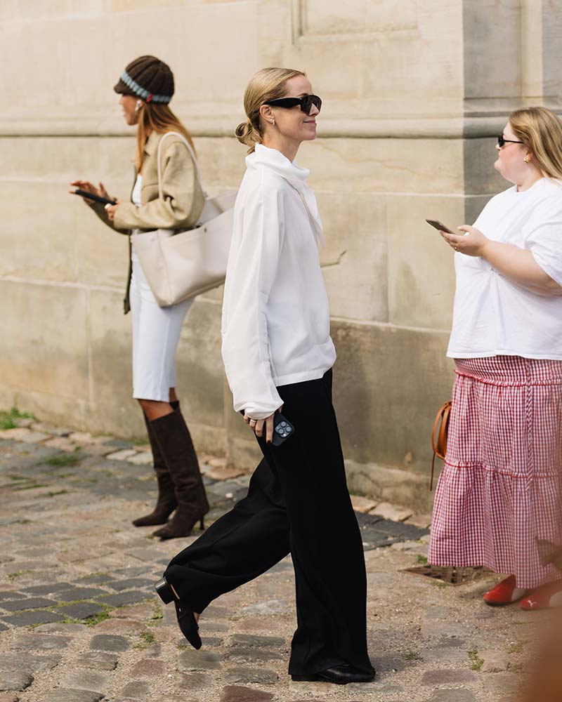 Zwart met witte streetstyle looks bij de Copenhagen Fashion Week voor zomer 2026. Photo courtesy of Copenhagen Fashion Week. Ph. Noor-u-nisa-Khan