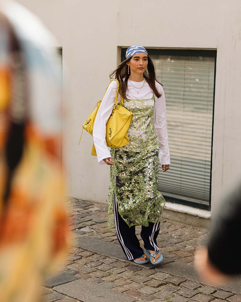 Laag over laag looks in de streetstyle van de Copenhagen Fashion voor zomer 2026. Photo courtesy of Copenhagen Fashion Week. Ph. Noor-u-nisa-Khan