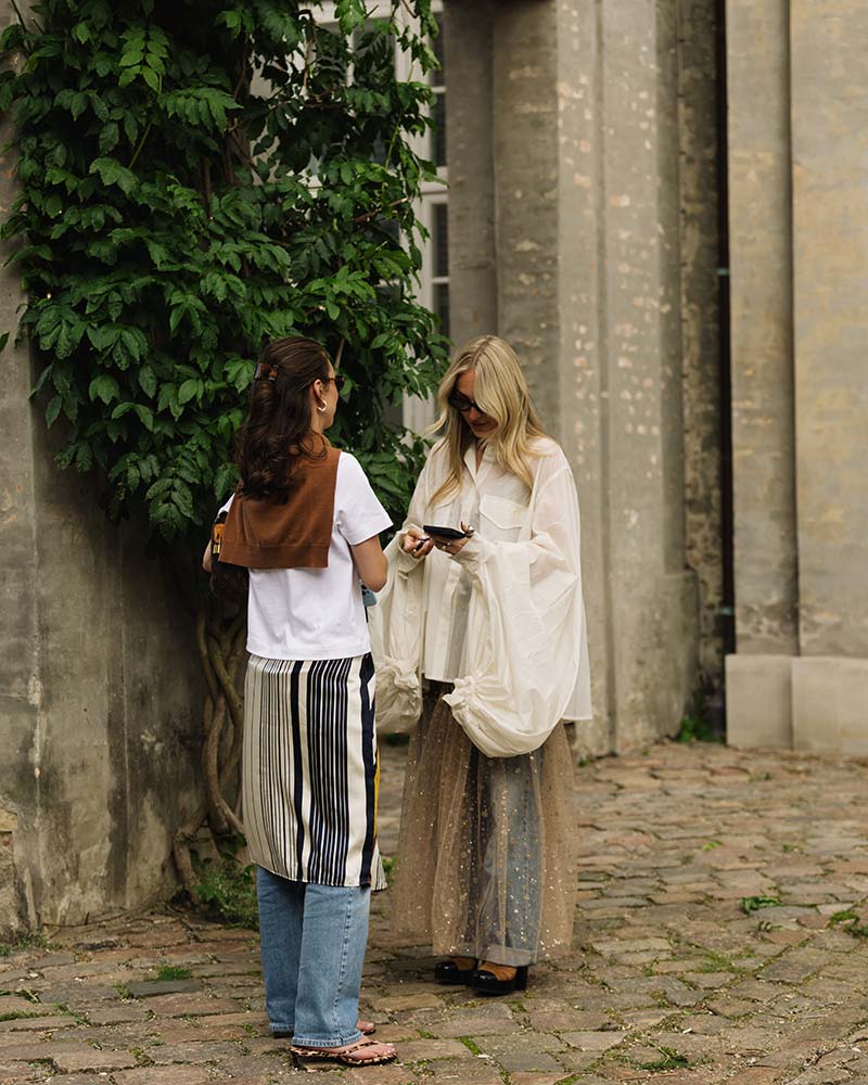 Laag over laag looks in de streetstyle van de Copenhagen Fashion voor zomer 2026. Photo courtesy of Copenhagen Fashion Week. Ph. Noor-u-nisa-Khan