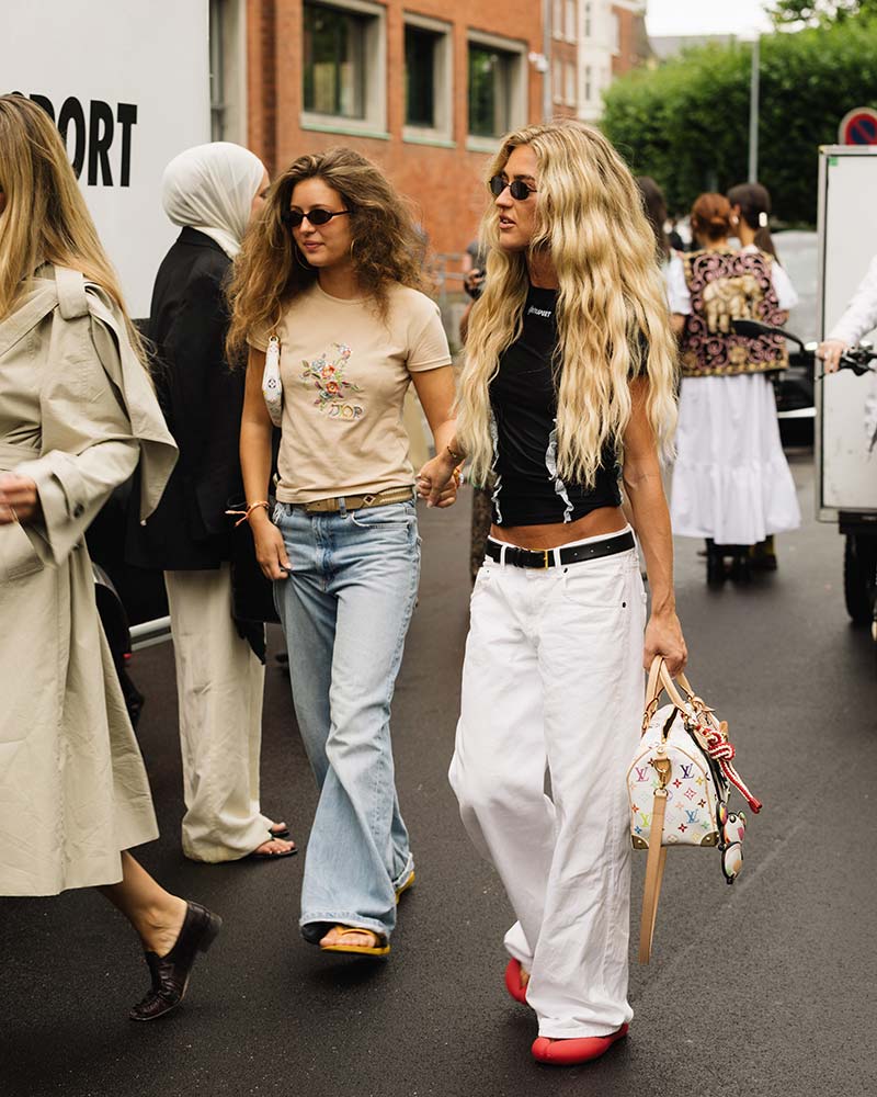 Zwart met witte streetstyle looks bij de Copenhagen Fashion Week voor zomer 2026. Photo courtesy of Copenhagen Fashion Week. Ph. Noor-u-nisa-Khan