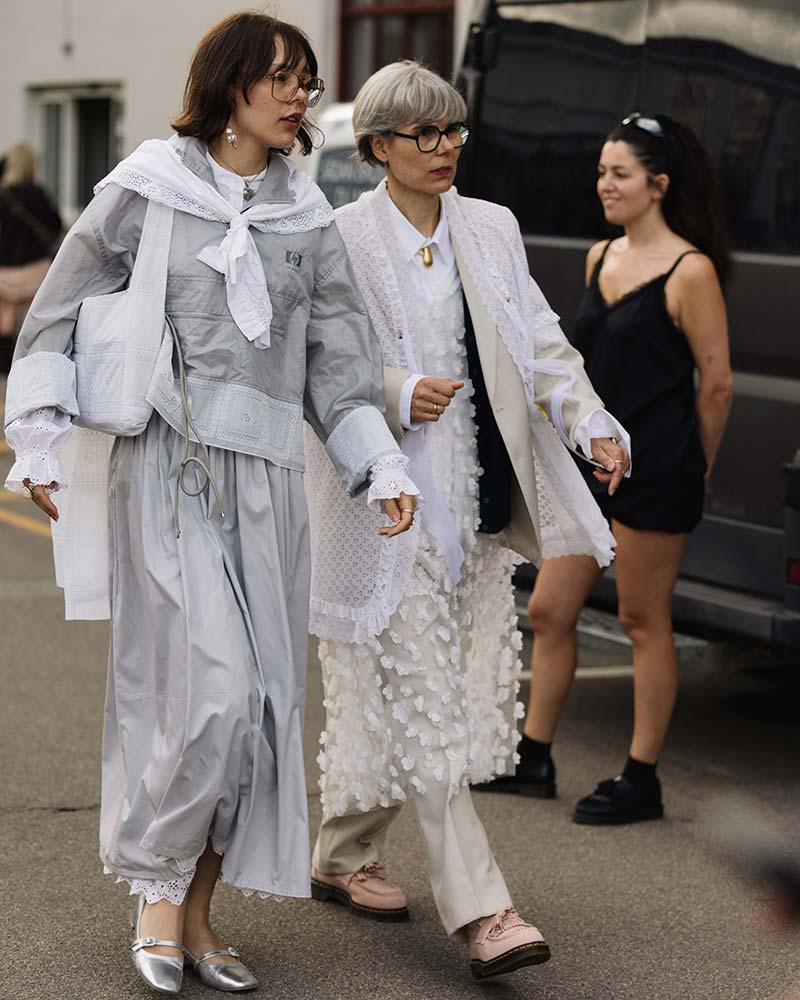 Laag over laag looks in de streetstyle van de Copenhagen Fashion voor zomer 2026. Photo courtesy of Copenhagen Fashion Week. Ph. Noor-u-nisa-Khan