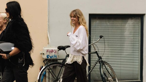 Laag over laag looks in de streetstyle van de Copenhagen Fashion voor zomer 2026. Photo courtesy of Copenhagen Fashion Week. Ph. Noor-u-nisa-Khan