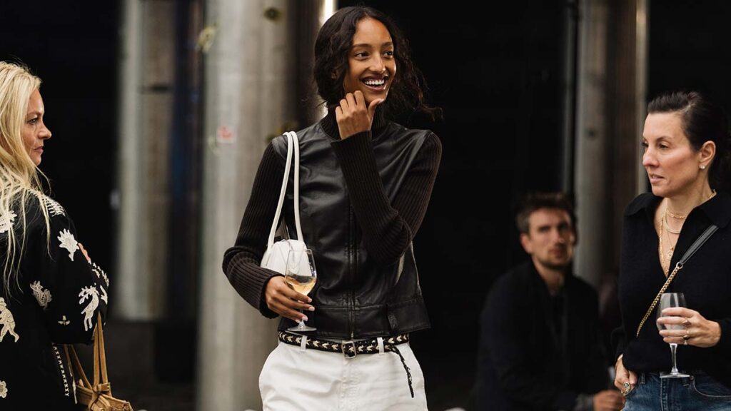 Zwart met witte streetstyle looks bij de Copenhagen Fashion Week voor zomer 2026. Photo courtesy of Copenhagen Fashion Week. Ph. Noor-u-nisa-Khan