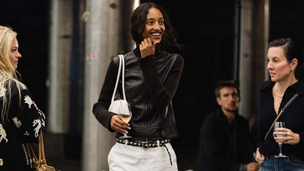 Zwart met witte streetstyle looks bij de Copenhagen Fashion Week voor zomer 2026. Photo courtesy of Copenhagen Fashion Week. Ph. Noor-u-nisa-Khan