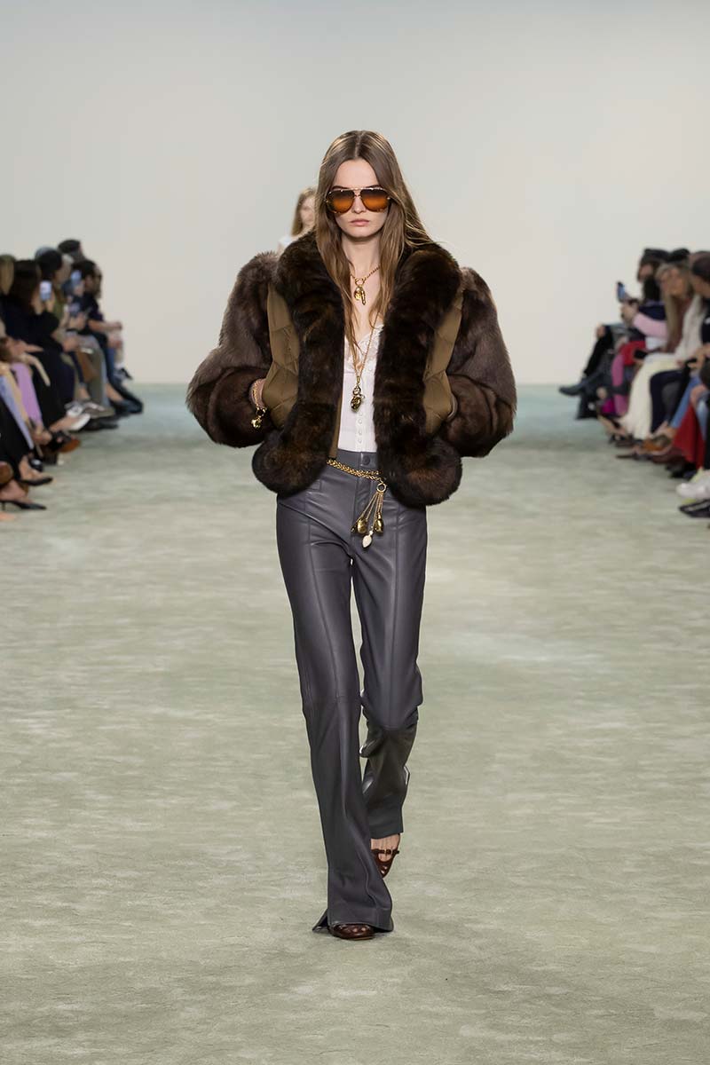 Dit zijn de broekentrends voor winter 2025 2026. Photo courtesy of Chloé