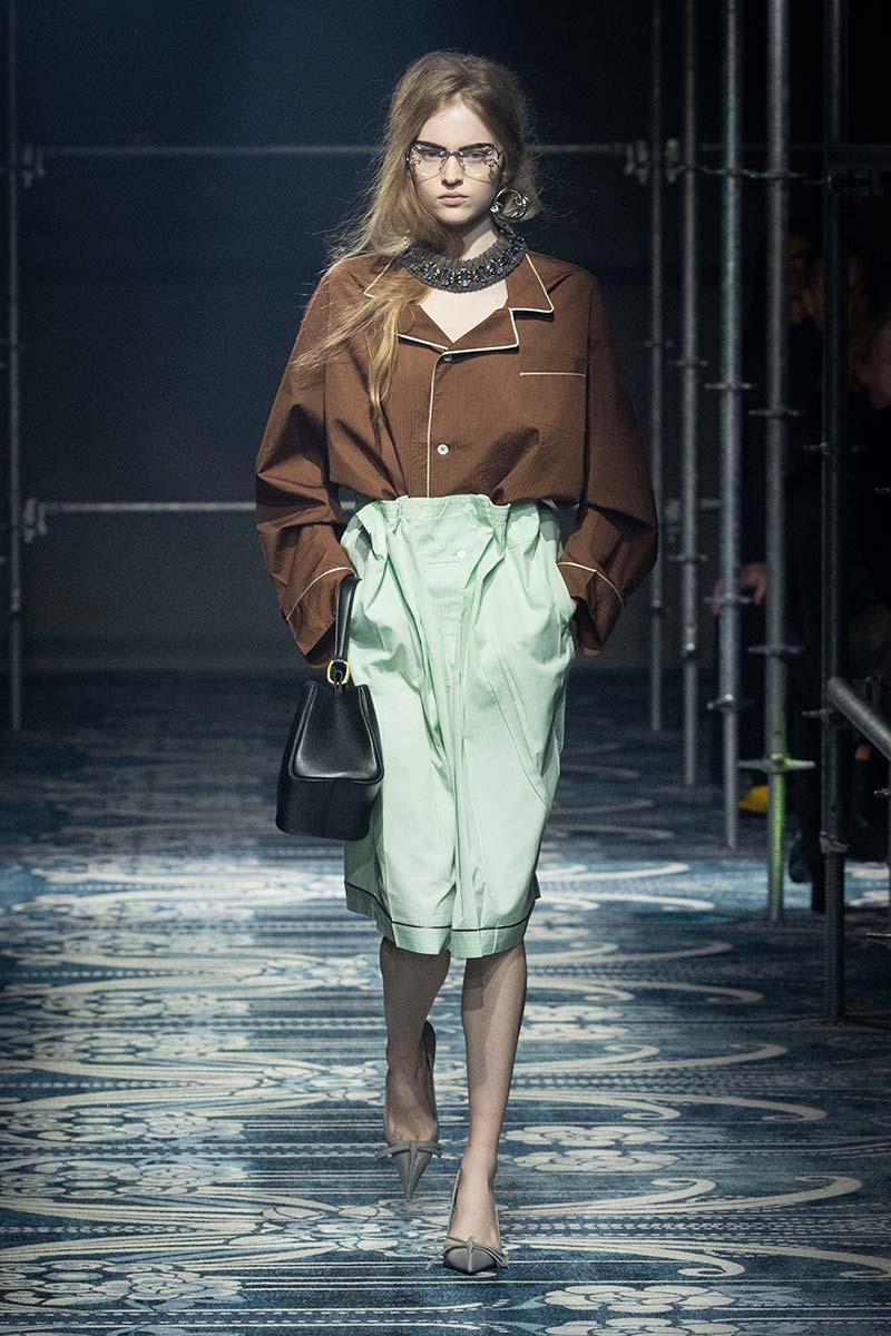 Dit zijn de broekentrends voor winter 2025 2026. Photo courtesy of Prada
