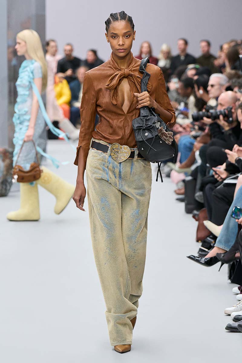 Spijkerbroeken trends voor winter 2025 2026. Photo courtesy of Acne Studios