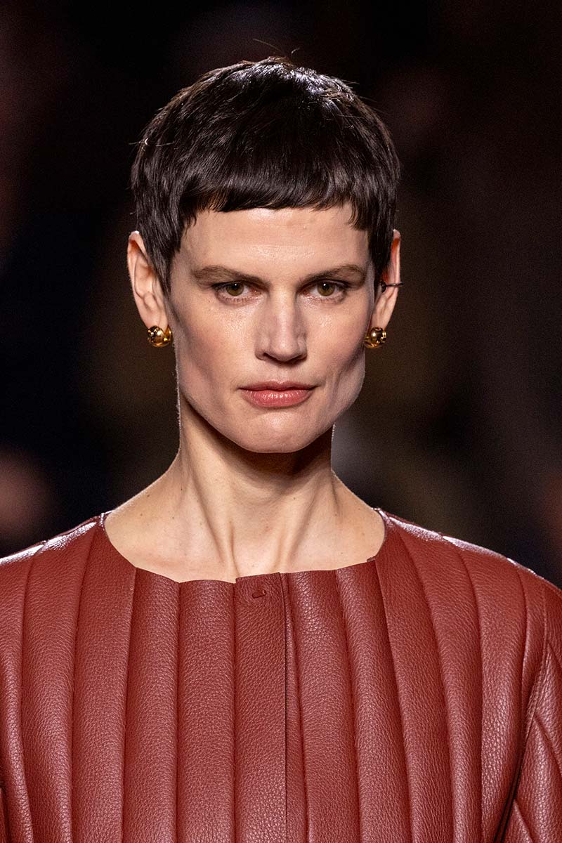 Drie korte kapsels van de catwalks voor herfst winter 2025 2026. Photo courtesy of Fendi