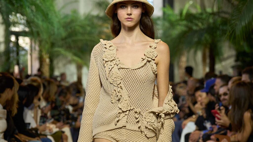 Gehaakte strandmode. Photo courtesy of Elie Saab