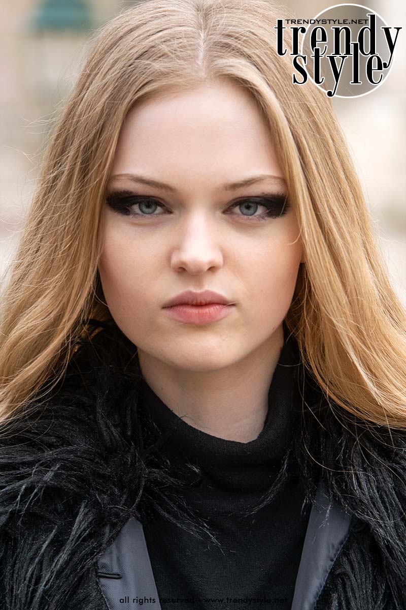 Make-up bij Chanel. Foto Charlotte Mesman