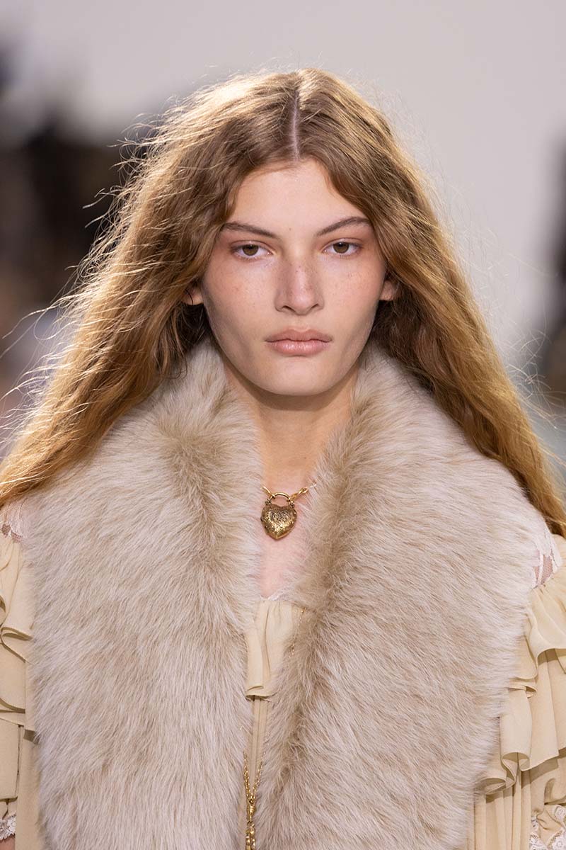 Make-up trends voor winter 2025. Nude make-up look met stralende huid. Photo courtesy of Chloé