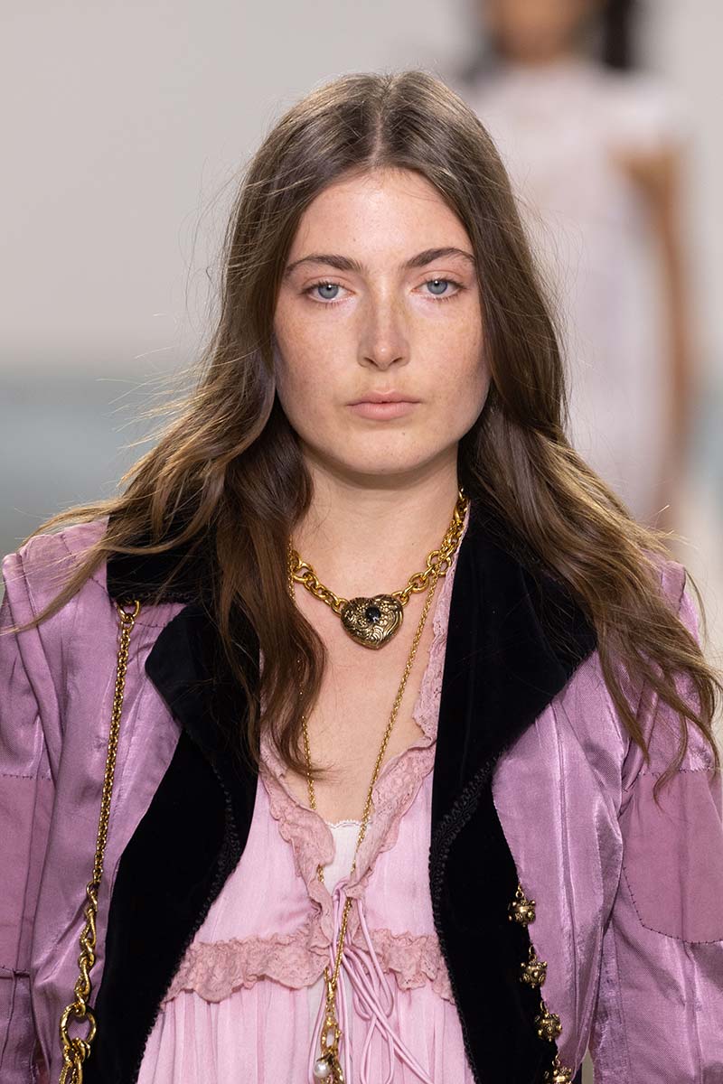 Make-up trends voor winter 2025. Nude make-up look met stralende huid. Photo courtesy of Chloé