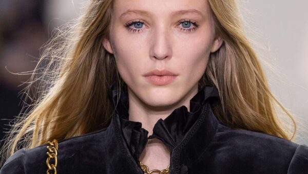 Make-up trends voor winter 2025. Make-up look met mascara. Photo courtesy of Chloé