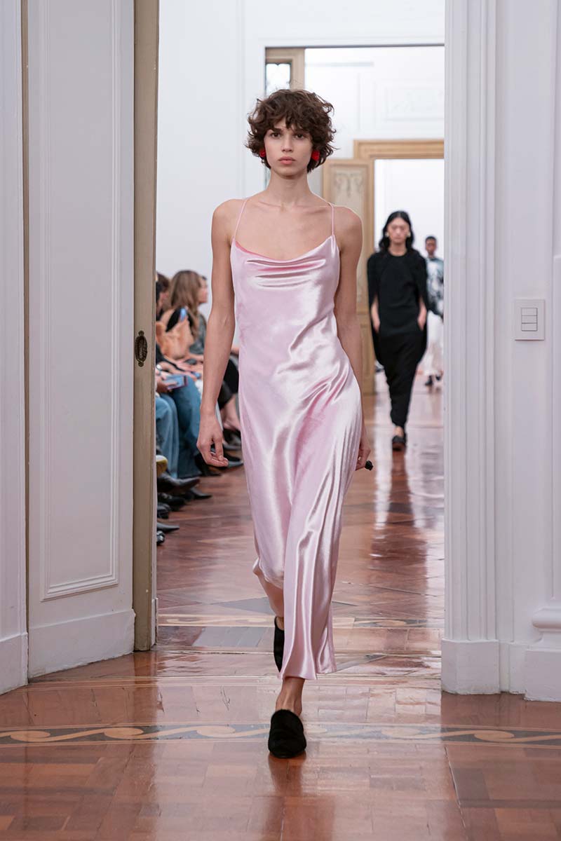 Dit zijn de nieuwe modekleuren voor herfst winter 2025 2026. Primrose Pink. Photo courtesy of Alberta Ferretti