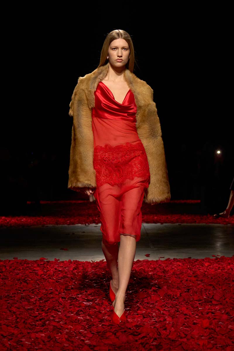 Dit zijn de nieuwe modekleuren voor herfst winter 2025 2026. Poppy Red. Photo courtesy of Ferragamo