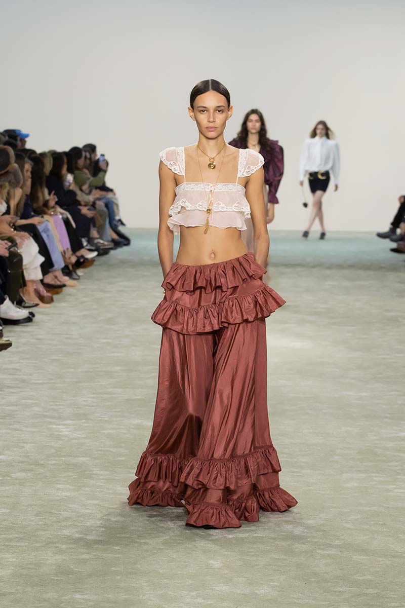Dit zijn de nieuwe modekleuren voor herfst winter 2025 2026. Chili Oil. Photo courtesy of Chloé