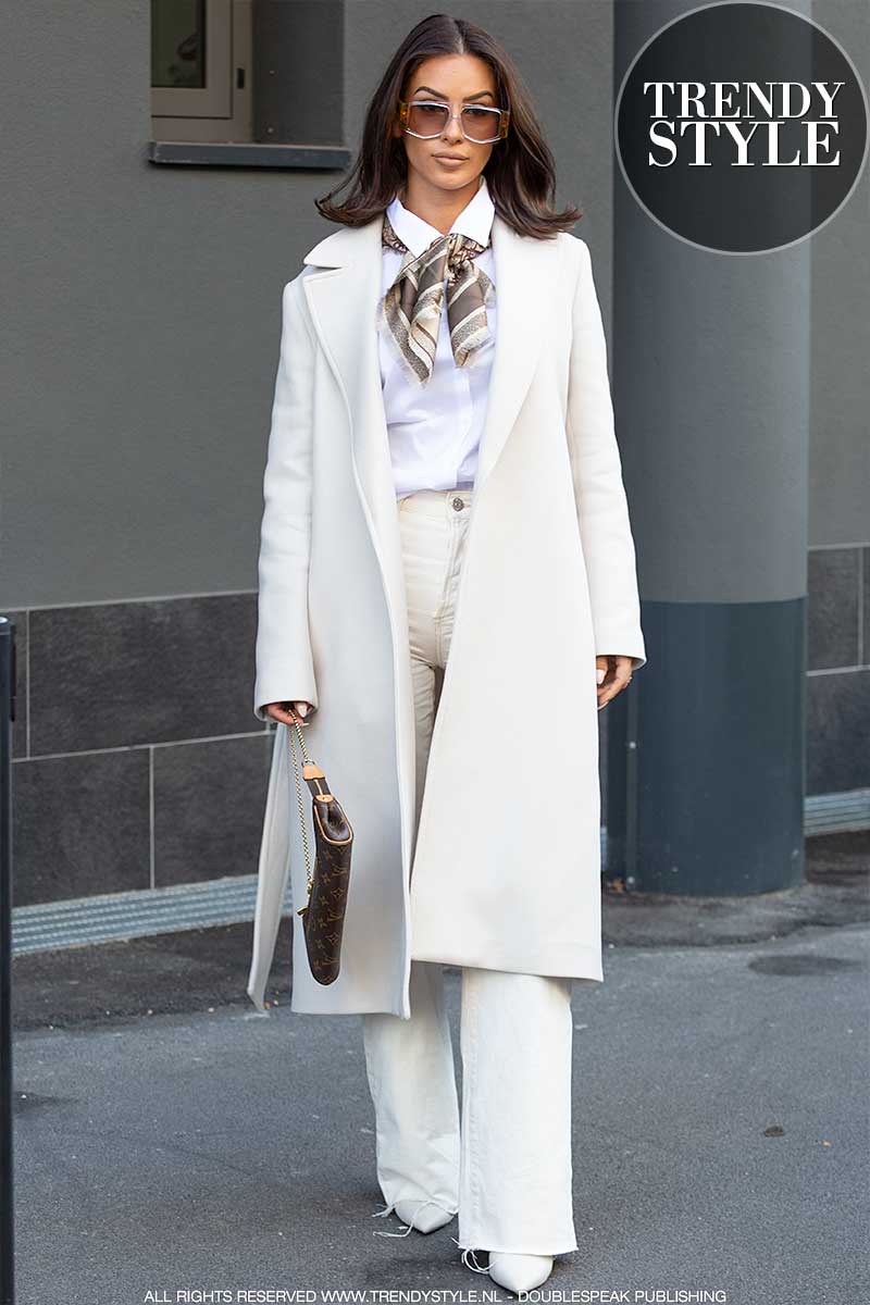 Streetstyle 2025: zo draag je die witte spijkerbroek. Foto Charlotte Mesman