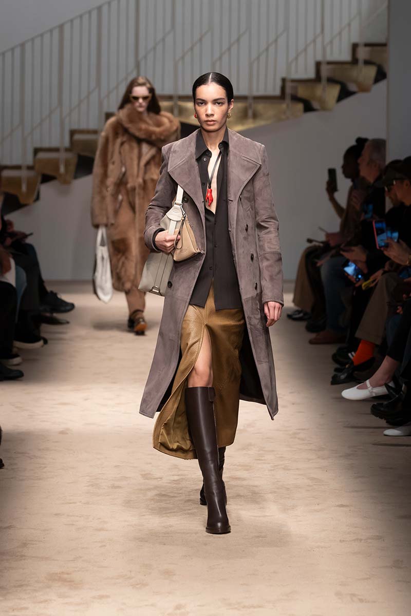 Dit zijn de rokkentrends voor herfst winter 2025‑2026 die je moet kennen. Photo courtesy of Tod's