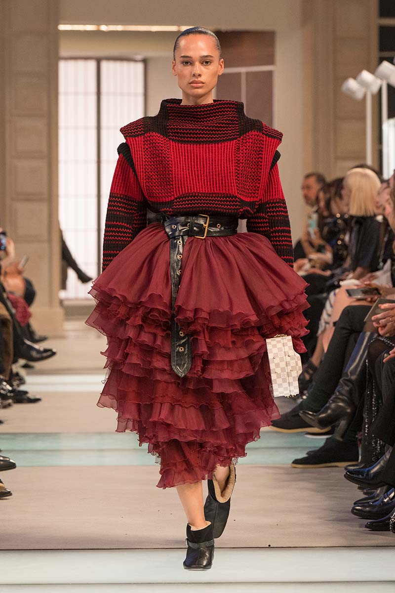 Dit zijn de rokkentrends voor herfst winter 2025‑2026 die je moet kennen. Photo courtesy of Saint Laurent