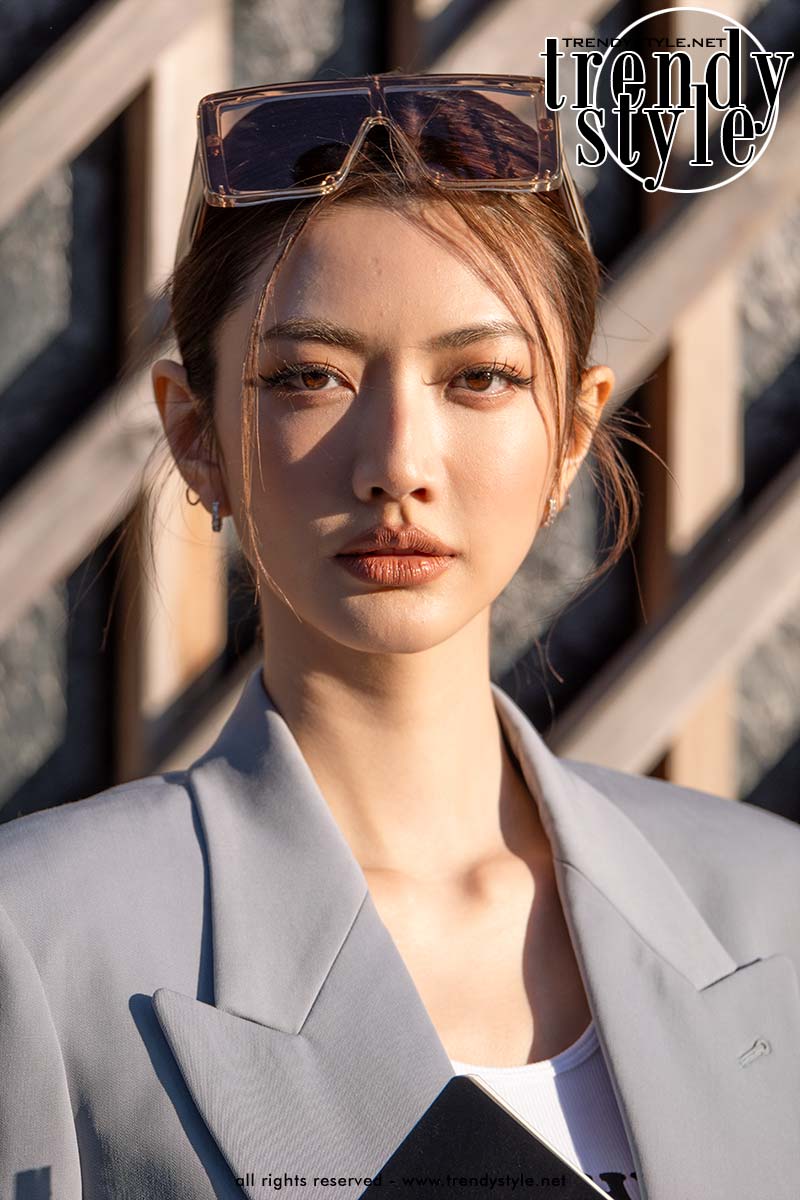 Streetstyle zomer 2025. Power dressing? Zo doe je dat! Foto ADVERSUS