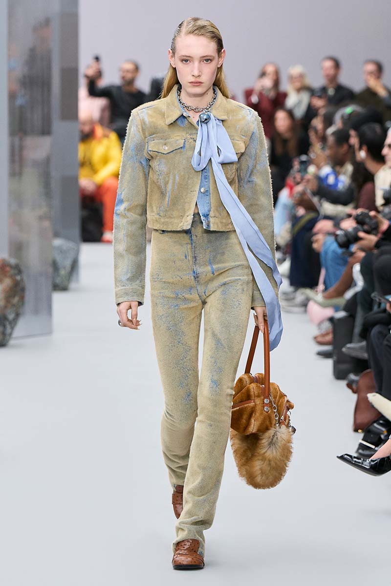 Modetrend winter 2025: total denim. Van top tot teen in spijkergoed. Photo courtesy of Acne Studios